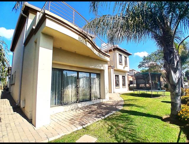4 BEDROOM GOLF ESTATE FOR SALE IN BLUE VALLEY GOLF ESTATE